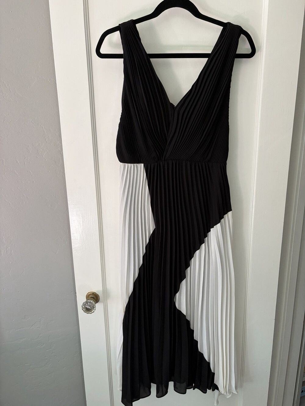 Sam Edelman Pleated Colorblock Midi Dress Black White V Neck Size 2 NWT Chic